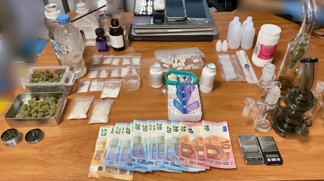Ξενοδοχείο στον Άγιο Παντελεήμονα είχε μετατραπεί σε «κατάστημα» ναρκωτικών, δύο συλλήψεις Ξενοδοχείο-στον-Άγιο-Παντελεήμονα-είχε-μετατραπεί-σε-«κατάστημα»-ναρκωτικών,-δύο-συλλήψεις