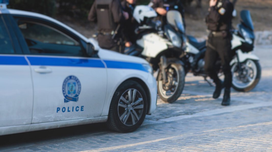 Συνελήφθησαν τρεις νεαροί που χτύπησαν στο κεφάλι τρία άτομα σε πλατεία στο Νέο Ηράκλειο Συνελήφθησαν-τρεις-νεαροί-που-χτύπησαν-στο-κεφάλι-τρία-άτομα-σε-πλατεία-στο-Νέο-Ηράκλειο