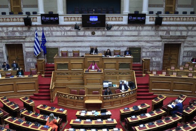 Υπερψηφίστηκε-το-νομοσχέδιο-για-ίση-αμοιβή-μεταξύ-ανδρών-–-γυναικών-και-ένταξη-στα-βαρέα-των-υγειονομικών