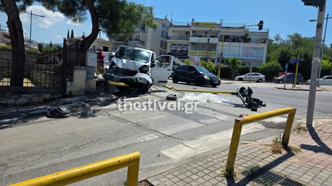 Σοβαρό τροχαίο στην Πυλαία: Φορτηγό έχασε τα φρένα του και καρφώθηκε σε βανάκι που προσέκρουσε σε φανάρι, δείτε φωτογραφίες Σοβαρό-τροχαίο-στην-Πυλαία:-Φορτηγό-έχασε-τα-φρένα-του-και-καρφώθηκε-σε-βανάκι-που-προσέκρουσε-σε-φανάρι,-δείτε-φωτογραφίες