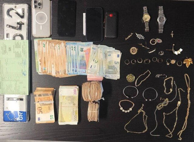 Μέλη συμμορίας παρίσταναν τους λογιστές στα Ιωάννινα, άρπαζαν χρήματα και χρυσαφικά από τρεις ηλικιωμένες, δύο συλλήψεις Μέλη-συμμορίας-παρίσταναν-τους-λογιστές-στα-Ιωάννινα,-άρπαζαν-χρήματα-και-χρυσαφικά-από-τρεις-ηλικιωμένες,-δύο-συλλήψεις