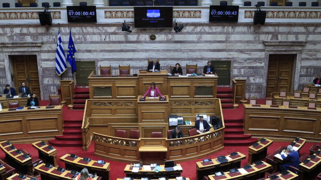 Υπερψηφίστηκε το νομοσχέδιο για ίση αμοιβή μεταξύ ανδρών – γυναικών και ένταξη στα βαρέα των υγειονομικών