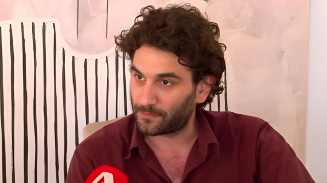 «Δεν υπάρχει άνθρωπος που να ήταν δεμένος με τον πατέρα του και να μην του λείπει, αλλά μαθαίνεις να ζεις με την απώλεια», είπε ο γιος του Κώστα Χαρδαβέλλα «Δεν-υπάρχει-άνθρωπος-που-να-ήταν-δεμένος-με-τον-πατέρα-του-και-να-μην-του-λείπει,-αλλά-μαθαίνεις-να-ζεις-με-την-απώλεια»,-είπε-ο-γιος-του-Κώστα-Χαρδαβέλλα