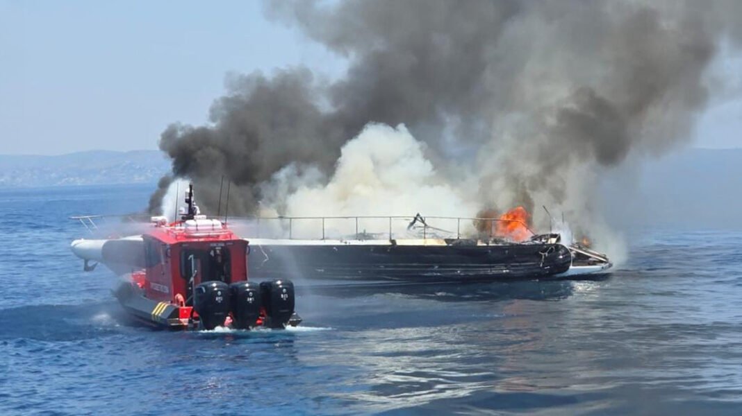 Βυθίστηκε το ταχύπλοο που πήρε φωτιά ανοιχτά της Βουλιαγμένης, διασώθηκαν οι τέσσερις επιβαίνοντες, δείτε βίντεο Βυθίστηκε-το-ταχύπλοο-που-πήρε-φωτιά-ανοιχτά-της-Βουλιαγμένης,-διασώθηκαν-οι-τέσσερις-επιβαίνοντες,-δείτε-βίντεο