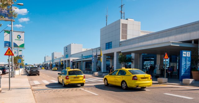Συνελήφθη-21χρονος-οδηγός-ταξί-που-χρέωσε-τουρίστες-175e-από-το-«Ελ.-Βενιζέλος»-μέχρι-το-κέντρο-της-Αθήνας,-δείτε-βίντεο