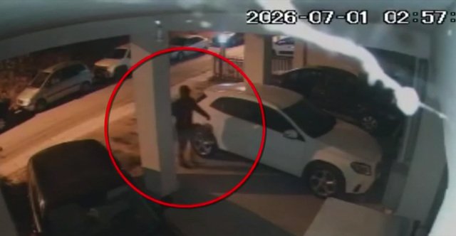 H στιγμή που ο δράστης αφήνει τον εμπρηστικό μηχανισμό στο σπίτι του Σάββα Αναστασιάδη στη Θεσσαλονίκη και η έκρηξη, δείτε βίντεο h-στιγμή-που-ο-δράστης-αφήνει-τον-εμπρηστικό-μηχανισμό-στο-σπίτι-του-Σάββα-Αναστασιάδη-στη-Θεσσαλονίκη-και-η-έκρηξη,-δείτε-βίντεο