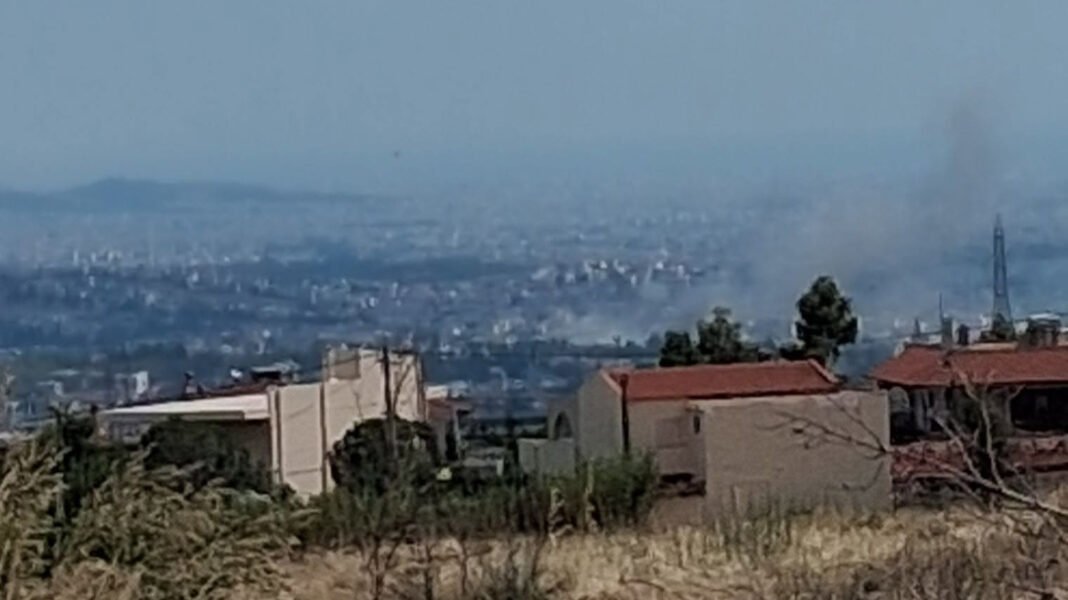 Καλύτερη-η-εικόνα-της-φωτιάς-στις-Αχαρνές,-επιχειρούν-και-τρία-εναέρια