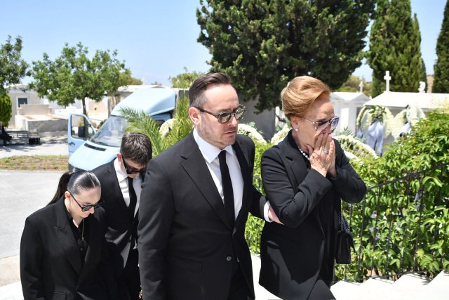 Συγκίνηση στο τελευταίο αντίο στον Βασίλη Λεβέντη, «δεν είμαι βιολογικό του παιδί, αλλά είχα την τύχη να τον αποκαλώ πατέρα» είπε ο γιος του Συγκίνηση-στο-τελευταίο-αντίο-στον-Βασίλη-Λεβέντη,-«δεν-είμαι-βιολογικό-του-παιδί,-αλλά-είχα-την-τύχη-να-τον-αποκαλώ-πατέρα»-είπε-ο-γιος-του
