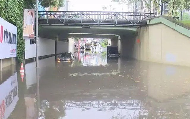 Κατακλυσμός στην Κωνσταντινούπολη: Δρόμοι έγιναν ποτάμια, οχήματα εγκλωβίστηκαν στα νερά Κατακλυσμός-στην-Κωνσταντινούπολη:-Δρόμοι-έγιναν-ποτάμια,-οχήματα-εγκλωβίστηκαν-στα-νερά