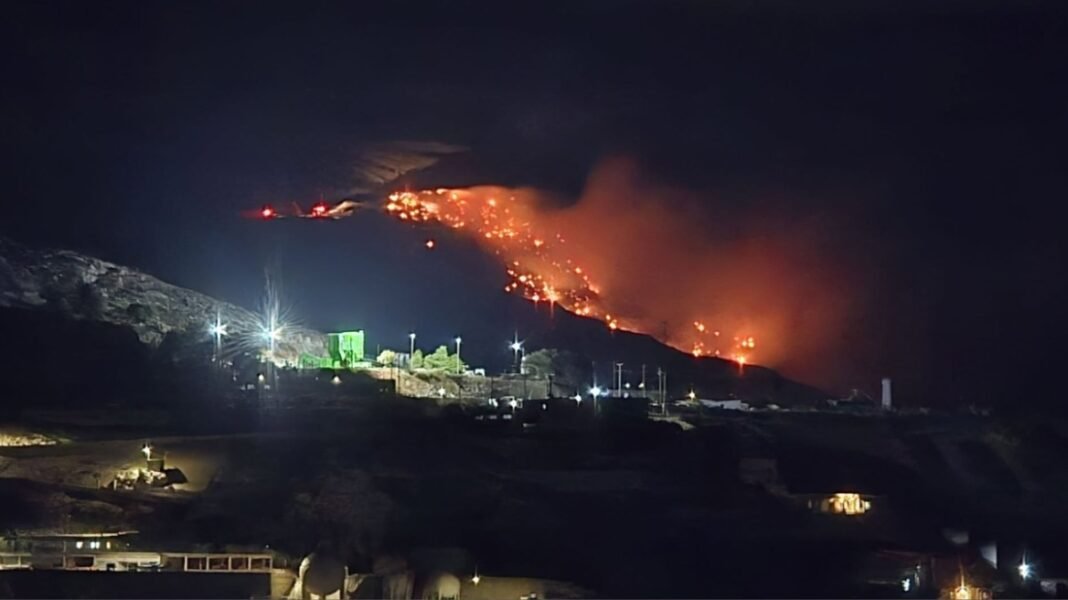 Βελτιωμένη η εικόνα της πυρκαγιάς σε χωματερή στα Γιανναχώραφα Καλύμνου, δείτε φωτογραφίες Βελτιωμένη-η-εικόνα-της-πυρκαγιάς-σε-χωματερή-στα-Γιανναχώραφα-Καλύμνου,-δείτε-φωτογραφίες