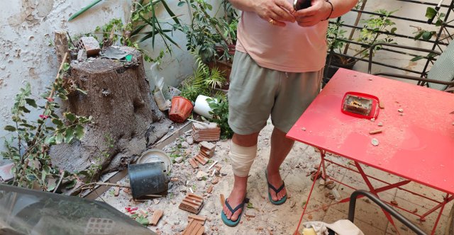 Μαρούσι:-Κατέρρευσε-η-μεσοτοιχία-και-τραυματίστηκε-ενώ-καθόταν-στην-αυλή-του-ο-52χρονος,-δείτε-φωτογραφίες
