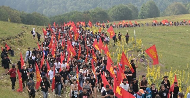 Δείτε-βίντεο-με-μέλη-της-ΚΝΕ-να-βαδίζουν-στο-Βίτσι-φωνάζοντας-συνθήματα-–-Οι-αιχμές-Κουτσούμπα-κατά-Τσίπρα-στην-αντιιμπεριαλιστική-κατασκήνωση