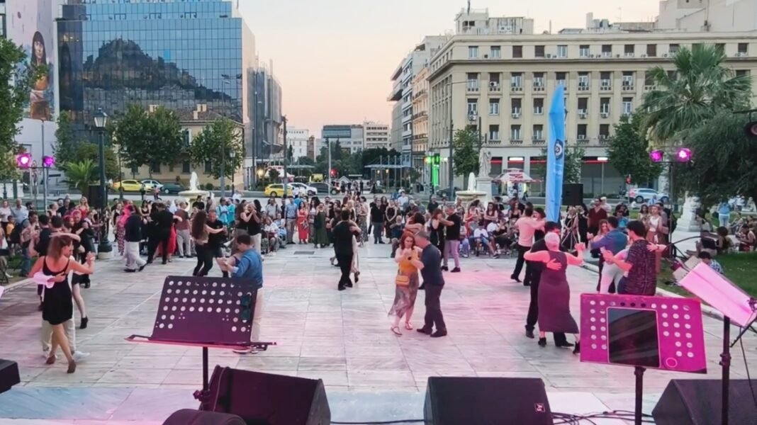 Αέρας Μπουένος Άιρες στο κέντρο της Αθήνας: Μια βραδιά γεμάτη τανγκό και πάθος, απέραντη «μιλόνγκα» τα Προπύλαια Αέρας-Μπουένος-Άιρες-στο-κέντρο-της-Αθήνας:-Μια-βραδιά-γεμάτη-τανγκό-και-πάθος,-απέραντη-«μιλόνγκα»-τα-Προπύλαια
