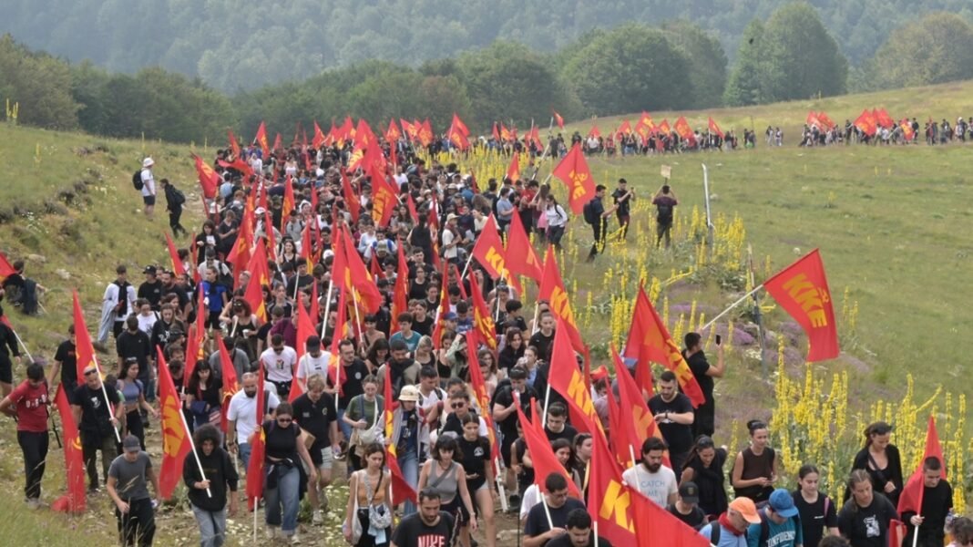 Δείτε βίντεο με μέλη της ΚΝΕ να βαδίζουν στο Βίτσι φωνάζοντας συνθήματα – Οι αιχμές Κουτσούμπα κατά Τσίπρα στην αντιιμπεριαλιστική κατασκήνωση Δείτε βίντεο με μέλη της ΚΝΕ να βαδίζουν στο Βίτσι φωνάζοντας συνθήματα – Οι αιχμές Κουτσούμπα κατά Τσίπρα στην αντιιμπεριαλιστική κατασκήνωση