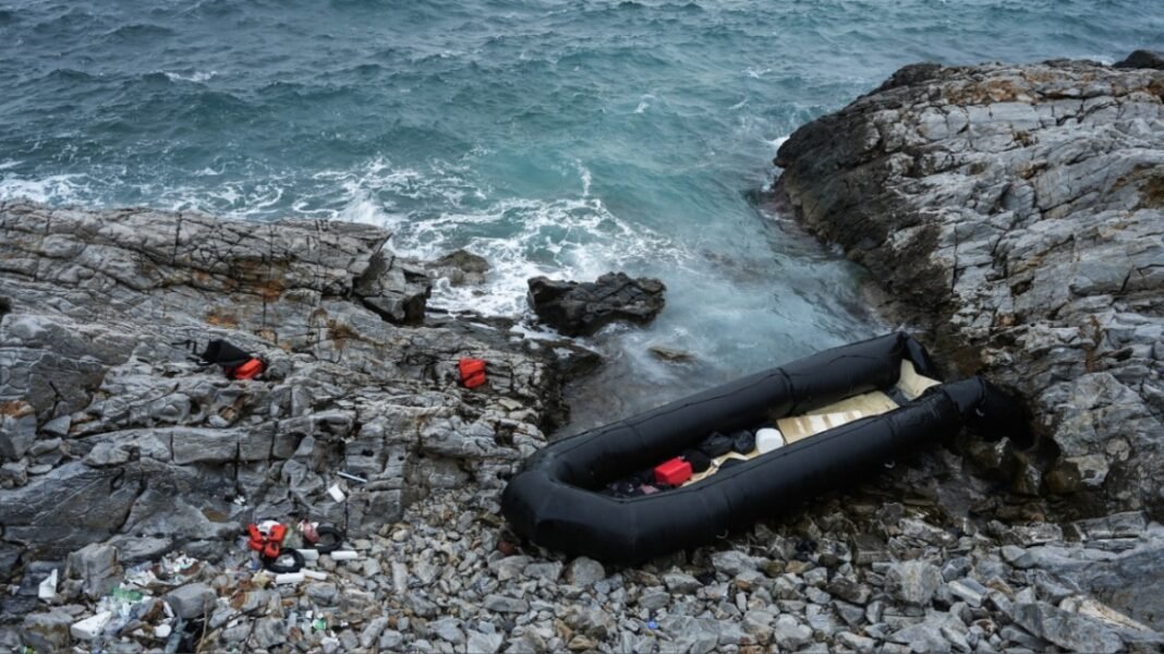 Διάσωση 21 μεταναστών μετά από αποβίβαση τους σε βραχώδη ακτή στη Σάμο Διάσωση-21-μεταναστών-μετά-από-αποβίβαση-τους-σε-βραχώδη-ακτή-στη-Σάμο