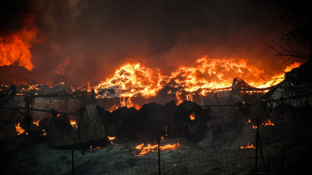 Θεσσαλονίκη: Επιχειρήσεις και αυτοκίνητα κάηκαν στο Ωραιόκαστρο εκτός από τα δύο εργοστάσια που τυλίχθηκαν στις φλόγες Θεσσαλονίκη:-Επιχειρήσεις-και-αυτοκίνητα-κάηκαν-στο-Ωραιόκαστρο-εκτός-από-τα-δύο-εργοστάσια-που-τυλίχθηκαν-στις-φλόγες