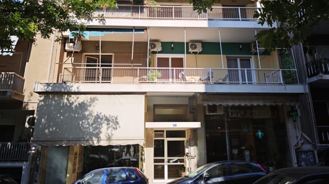 «Εδώ-και-έναν-χρόνο-δεν-έβγαιναν-έξω,-μύριζε-πολύ-εδώ-και-10-μέρες»:-Τι-λένε-οι-γείτονες-για-τον-άνδρα-σε-προχωρημένη-σήψη-στο-Παγκράτι