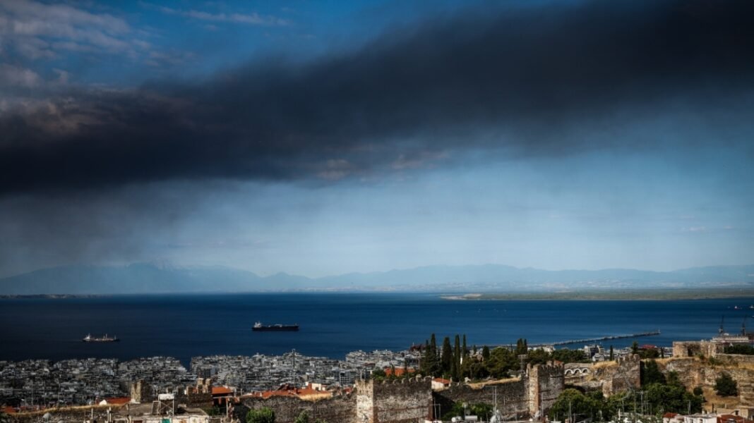 Σαρηγιάννης-για-το-τοξικό-νέφος-στη-Θεσσαλονίκη:-Περιείχε-καρκινογόνες-ουσίες-από-την-καύση-πλαστικών-και-μετάλλων