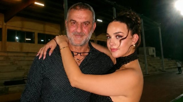 Η-κόρη-της-Γωγώς-Μαστροκώστα-και-του-Τραϊανού-Δέλλα-αποφοίτησε-από-το-σχολείο:-Τα-τρυφερά-λόγια-για-τη-μητέρα-της-και-το-«ευχαριστώ»-στον-πατέρα-της