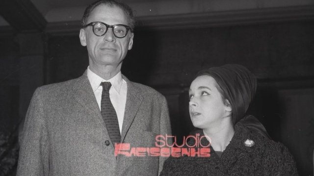 Άννα Φόνσου: Όταν συνάντησε τον Άρθουρ Μίλερ στην Αθήνα, το στιγμιότυπο από το 1964 Άννα-Φόνσου:-Όταν-συνάντησε-τον-Άρθουρ-Μίλερ-στην-Αθήνα,-το-στιγμιότυπο-από-το-1964