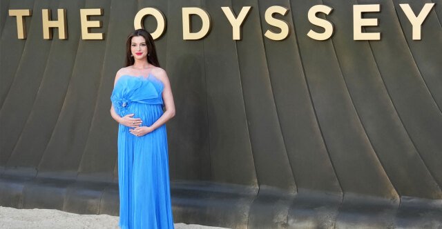 Αν Χάθαγουεϊ: Με μακρύ μπλε φόρεμα στην πρεμιέρα της «Οδύσσειας» στο Λονδίνο, χάιδευε την κοιλιά της μπροστά στον φακό Αν-Χάθαγουεϊ:-Με-μακρύ-μπλε-φόρεμα-στην-πρεμιέρα-της-«Οδύσσειας»-στο-Λονδίνο,-χάιδευε-την-κοιλιά-της-μπροστά-στον-φακό