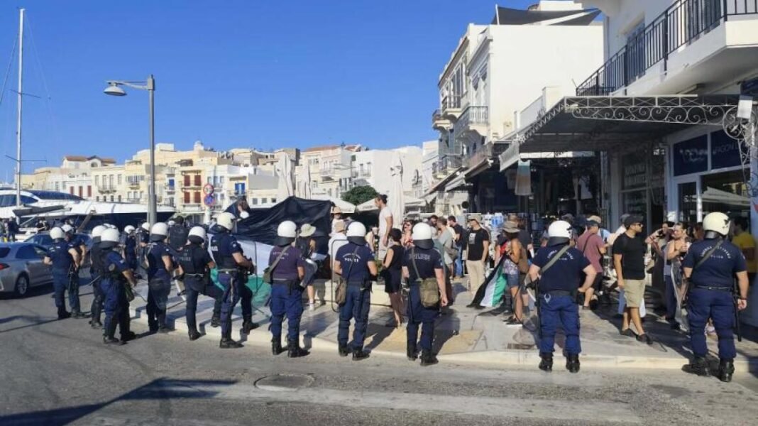 Συγκέντρωση διαμαρτυρίας και ισχυρή αστυνομική παρουσία για την άφιξη του Crown Iris στη Σύρο, αποβιβάστηκαν ανά ομάδες οι τουρίστες Συγκέντρωση-διαμαρτυρίας-και-ισχυρή-αστυνομική-παρουσία-για-την-άφιξη-του-crown-iris-στη-Σύρο,-αποβιβάστηκαν-ανά-ομάδες-οι-τουρίστες