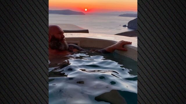 Ο-«Ελσίνκι»-του-la-casa-de-papel-κάνει-διακοπές-στη-Σαντορίνη,-η-φωτογραφία-με-φόντο-το-ηλιοβασίλεμα