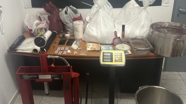 Συνελήφθη 39χρονος στο Μεταξουργείο για παραγωγή και διακίνηση ναρκωτικών, βρέθηκαν πάνω από 27 κιλά ουσίας νόθευσης Συνελήφθη-39χρονος-στο-Μεταξουργείο-για-παραγωγή-και-διακίνηση-ναρκωτικών,-βρέθηκαν-πάνω-από-27-κιλά-ουσίας-νόθευσης