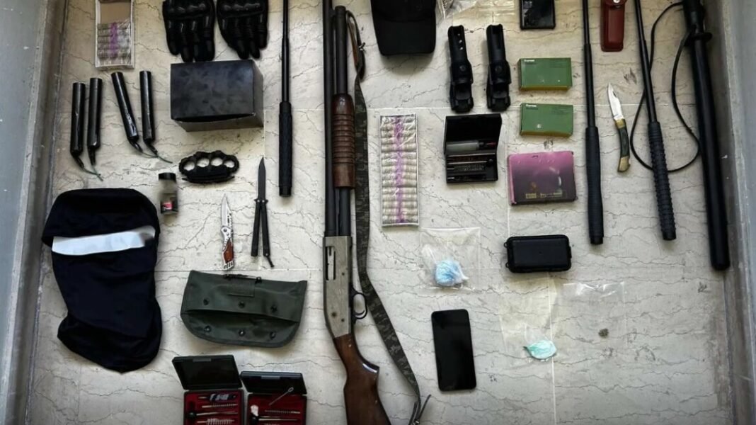 Πέντε συλλήψεις μετά από αστυνομικές επιχειρήσεις σε Αχαΐα και Ηλεία, βρέθηκαν καραμπίνα, γκλοπ, μαχαίρια Πέντε-συλλήψεις-μετά-από-αστυνομικές-επιχειρήσεις-σε-Αχαΐα-και-Ηλεία,-βρέθηκαν-καραμπίνα,-γκλοπ,-μαχαίρια