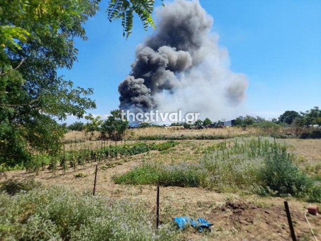 Σε ύφεση η φωτιά σε βιοτεχνία στο Καλοχώρι Θεσσαλονίκης, δείτε βίντεο και φωτογραφίες Σε-ύφεση-η-φωτιά-σε-βιοτεχνία-στο-Καλοχώρι-Θεσσαλονίκης,-δείτε-βίντεο-και-φωτογραφίες