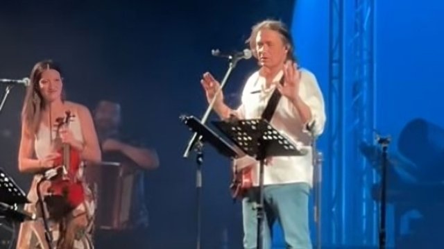 Ο Γιάννης Κότσιρας διέκοψε συναυλία του για να διορθώσει το κοινό που έλεγε λάθος το ρεφρέν Ο-Γιάννης-Κότσιρας-διέκοψε-συναυλία-του-για-να-διορθώσει-το-κοινό-που-έλεγε-λάθος-το-ρεφρέν