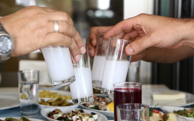 Μυτιλήνη:-Πώς-δενότανε…-το-ούζο-–-Στα-χωράφια-του-αρωματικού-γλυκάνισου-στο-Λισβόρι-της-Λέσβου