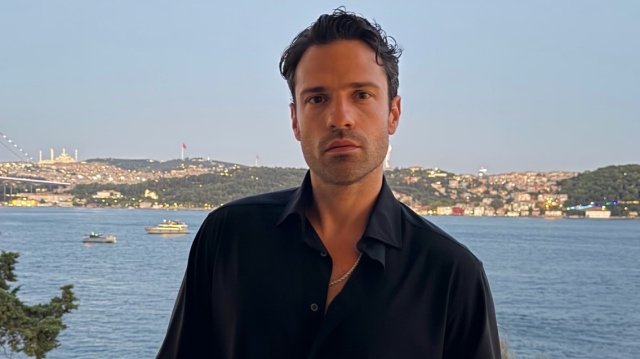 Ο-Κωνσταντίνος-Αργυρός-φωτογραφίζεται-με-φόντο-τον-Βόσπορο-μετά-τις-εμφανίσεις-του-στην-Κωνσταντινούπολη