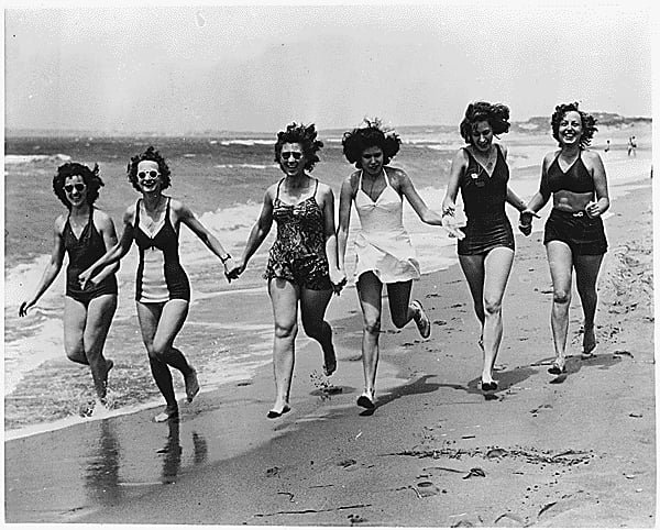 How the One-Piece Swimsuit Played a Role in “Freeing” Greek Women how-the-one-piece-swimsuit-played-a-role-in-“freeing”-greek-women