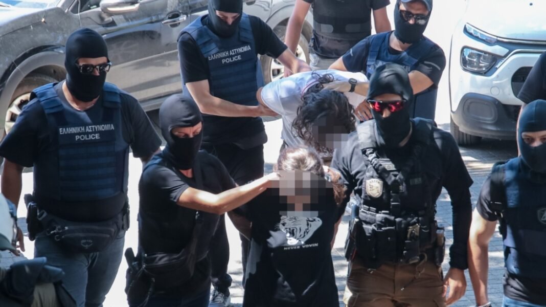Το κινητό που πέταξε από το παράθυρο ο 29χρονος στο μικροσκόπιο της Αντιτρομοκρατικής για τη δολοφονική επίθεση στο σπίτι της Νέστορα Το-κινητό-που-πέταξε-από-το-παράθυρο-ο-29χρονος-στο-μικροσκόπιο-της-Αντιτρομοκρατικής-για-τη-δολοφονική-επίθεση-στο-σπίτι-της-Νέστορα