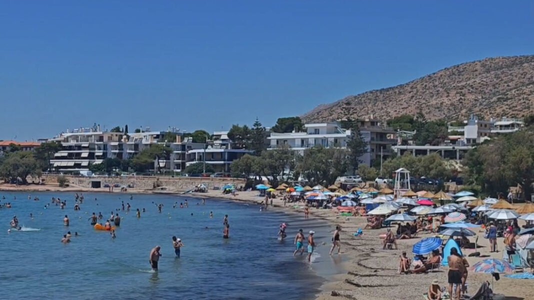 Γέμισαν-οι-παραλίες-της-Αττικής:-Στους-35-βαθμούς-ο-υδράργυρος,-δείτε-εικόνες-από-Σαρωνίδα-και-Ανάβυσσο