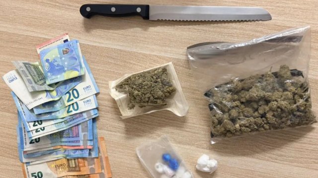 Συνελήφθη-19χρονος-για-διακίνηση-ναρκωτικών-στο-Νέο-Ψυχικό,-κατασχέθηκαν-κάνναβη,-κοκαΐνη-και-μαχαίρι-31-εκατοστών