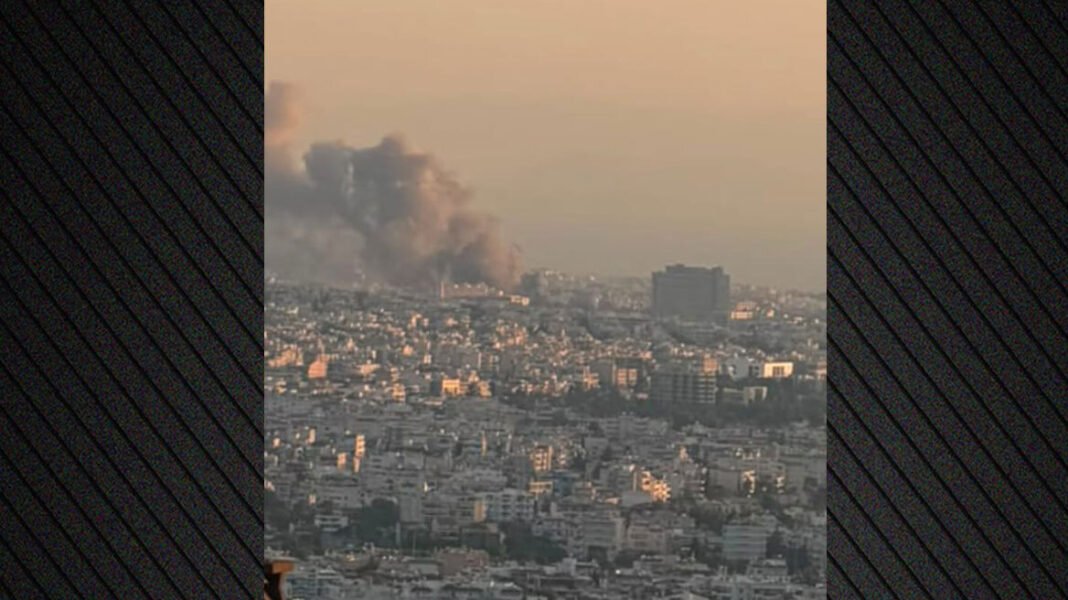 Φωτιά στο παλιό κτίριο του Μπάντμιντον στο Πάρκο Γουδή, 112 για τους καπνούς, βίντεο και φωτογραφίες Φωτιά-στο-παλιό-κτίριο-του-Μπάντμιντον-στο-Πάρκο-Γουδή,-112-για-τους-καπνούς,-βίντεο-και-φωτογραφίες