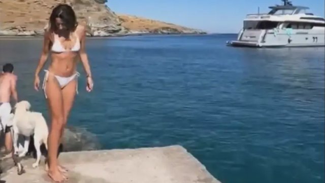 Οι-βουτιές-της-Κατερίνας-Παπουτσάκη-με-λευκό-μπικίνι-στην-Κύθνο-και-η-φωτογραφία-με-το-τατουάζ-κοχύλι,-δείτε-βίντεο
