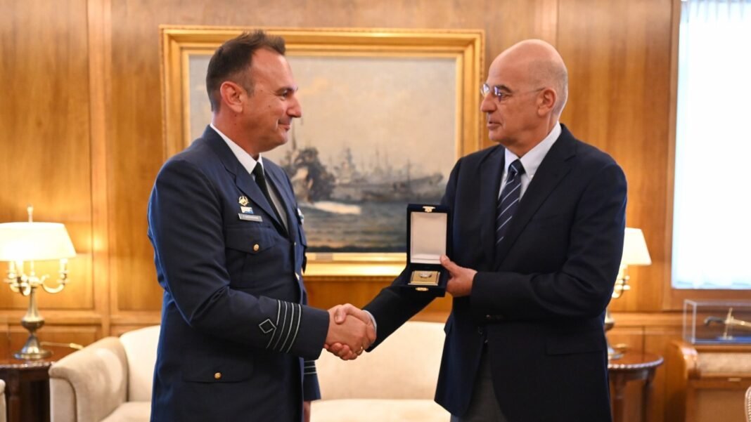 Δένδιας: Τα εύσημα στον πιλότο του F-16 για την ασφαλή προσγείωση – «Αναδεικνύει την καθοριστική σημασία του ανθρώπινου παράγοντα στις Ένοπλες Δυνάμεις» Δένδιας:-Τα-εύσημα-στον-πιλότο-του-f-16-για-την-ασφαλή-προσγείωση-–-«Αναδεικνύει-την-καθοριστική-σημασία-του-ανθρώπινου-παράγοντα-στις-Ένοπλες-Δυνάμεις»