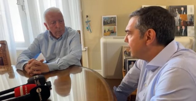 «Ξέρετε τον είχα καθηγητή»: Με τον Περιφερειάρχη Κώστα Μουτζούρη ξεκίνησε η επίσκεψη του Τσίπρα στη Λέσβο «Ξέρετε-τον-είχα-καθηγητή»:-Με-τον-Περιφερειάρχη-Κώστα-Μουτζούρη-ξεκίνησε-η-επίσκεψη-του-Τσίπρα-στη-Λέσβο