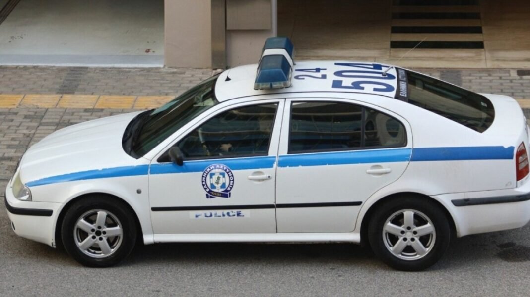 Τρεις συλλήψεις στα Πετράλωνα μετά από ληστεία με την απειλή σπασμένου μπουκαλιού Τρεις-συλλήψεις-στα-Πετράλωνα-μετά-από-ληστεία-με-την-απειλή-σπασμένου-μπουκαλιού