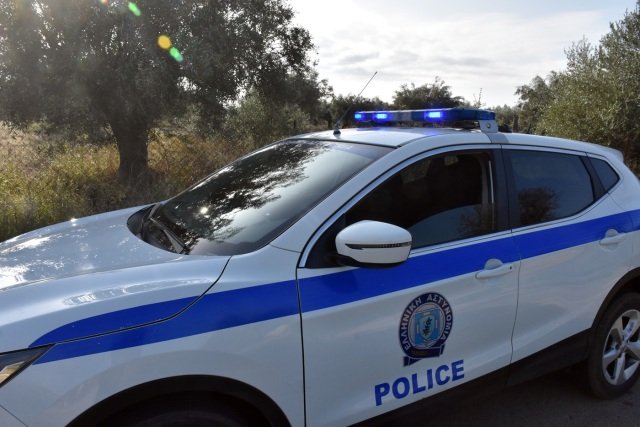 Συνελήφθησαν στην Πάτρα τρία μέλη συμμορίας μετά από καταδίωξη, άρπαξαν 16.000 ευρώ από ηλικιωμένο Συνελήφθησαν-στην-Πάτρα-τρία-μέλη-συμμορίας-μετά-από-καταδίωξη,-άρπαξαν-16.000-ευρώ-από-ηλικιωμένο
