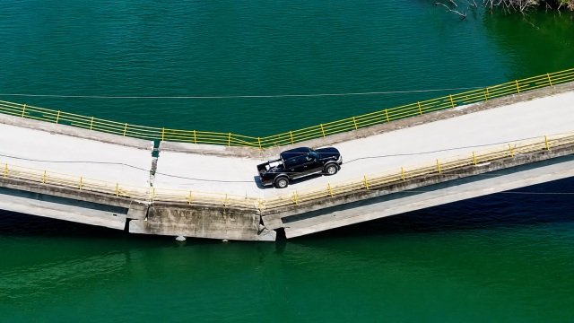 Σοκαριστικό video: Οδηγοί διασχίζουν μισοβυθισμένη γέφυρα στην Λάρισα Σοκαριστικό-video:-Οδηγοί-διασχίζουν-μισοβυθισμένη-γέφυρα-στην-Λάρισα