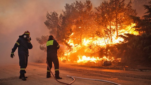 Φωτιά στις Μοίρες στο Ηράκλειο Κρήτης, επιχειρεί και ένα ελικόπτερο Φωτιά-στις-Μοίρες-στο-Ηράκλειο-Κρήτης,-επιχειρεί-και-ένα-ελικόπτερο