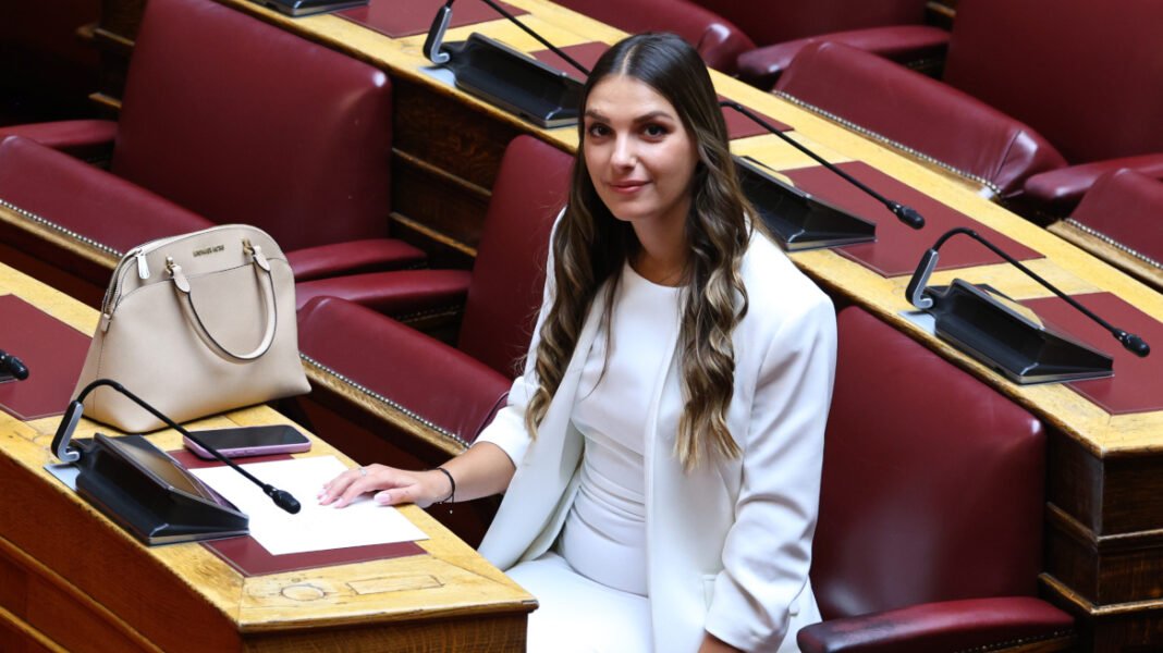 Ορκίστηκε βουλευτής του ΣΥΡΙΖΑ και ανεξαρτητοποιήθηκε αμέσως η Μυρτώ Κοροβέση Ορκίστηκε βουλευτής του ΣΥΡΙΖΑ και ανεξαρτητοποιήθηκε αμέσως η Μυρτώ Κοροβέση