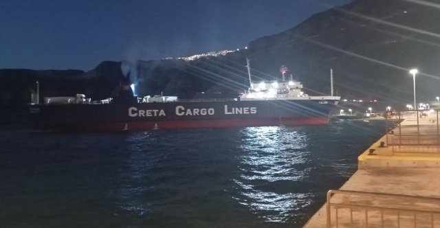 Εμπορικό-πλοίο-παλεύει-να-δέσει-σε-λιμάνι-της-Σαντορίνης,-έχει-κολλήσει-η-άγκυρά-του,-δείτε-βίντεο