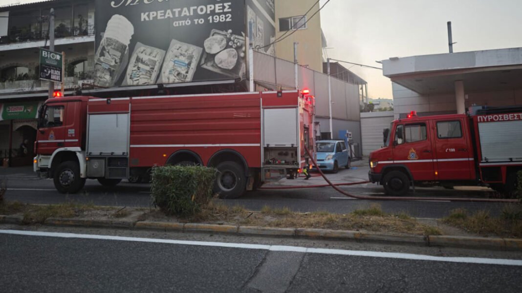 Φωτιά-σε-επιχείρηση-στο-Μενίδι,-κλειστό-τμήμα-της-λεωφόρου-Δημοκρατίας