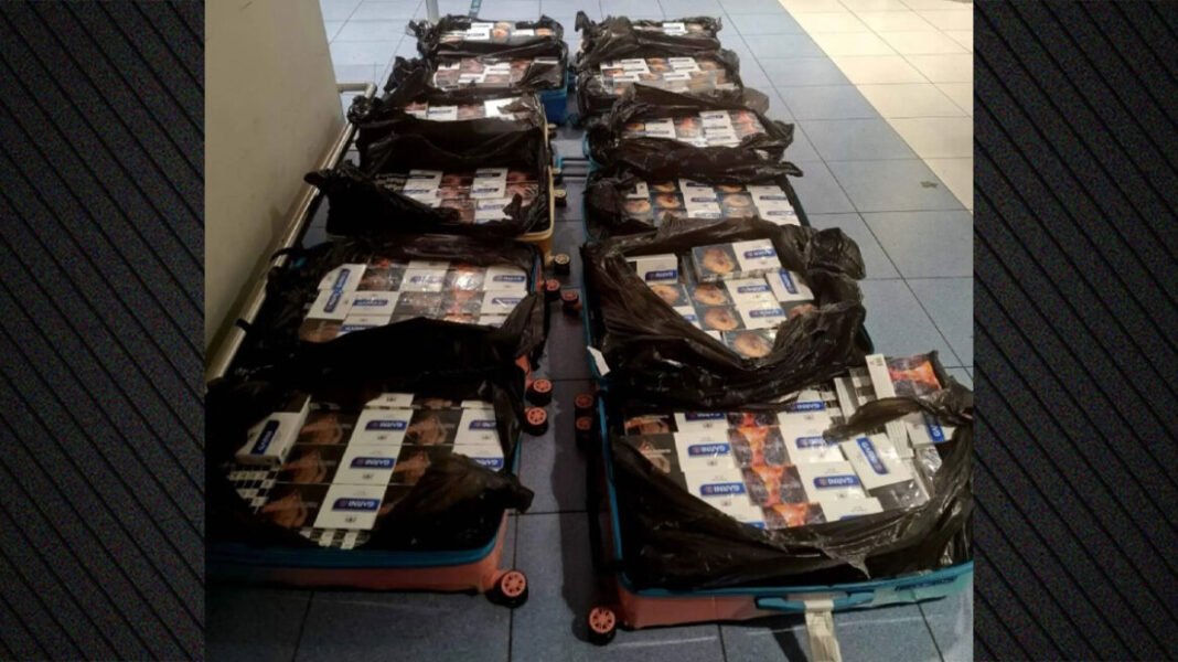 Συνελήφθησαν τρία άτομα που έκρυβαν στις βαλίτσες του 5.700 πακέτα λαθραίων τσιγάρων στη Ρόδο Συνελήφθησαν-τρία-άτομα-που-έκρυβαν-στις-βαλίτσες-του-5.700-πακέτα-λαθραίων-τσιγάρων-στη-Ρόδο
