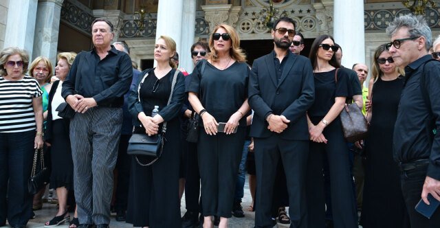 «Ταξιδιάρα ψυχή και αιώνια έφηβη»: Με δάκρυα στα μάτια αποχαιρέτησαν φίλοι και συγγενείς τη Μάρω Κοντού «Ταξιδιάρα-ψυχή-και-αιώνια-έφηβη»:-Με-δάκρυα-στα-μάτια-αποχαιρέτησαν-φίλοι-και-συγγενείς-τη-Μάρω-Κοντού